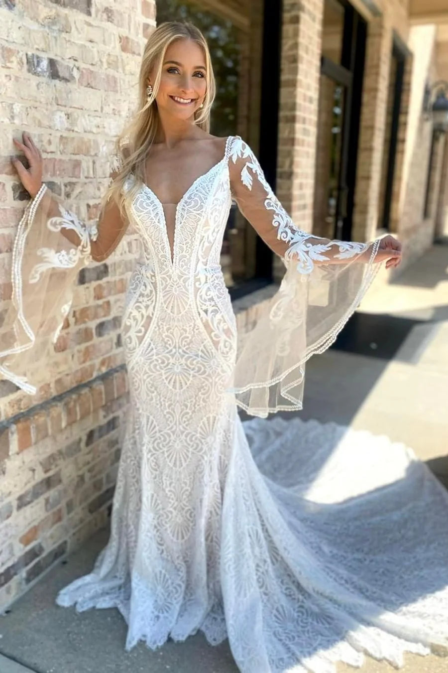 Vestido de novia sirena de manga larga con escote en V profundo y encaje en forma de A